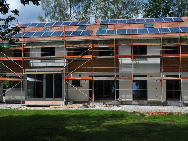Noch ist lange nicht alles fertig und das Haus „südSee“ eingerüstet, aber die Photovoltaikanlage auf dem Dach liefert schon nachhaltige und saubere Energie, die nur von der Sonne erzeugt wird